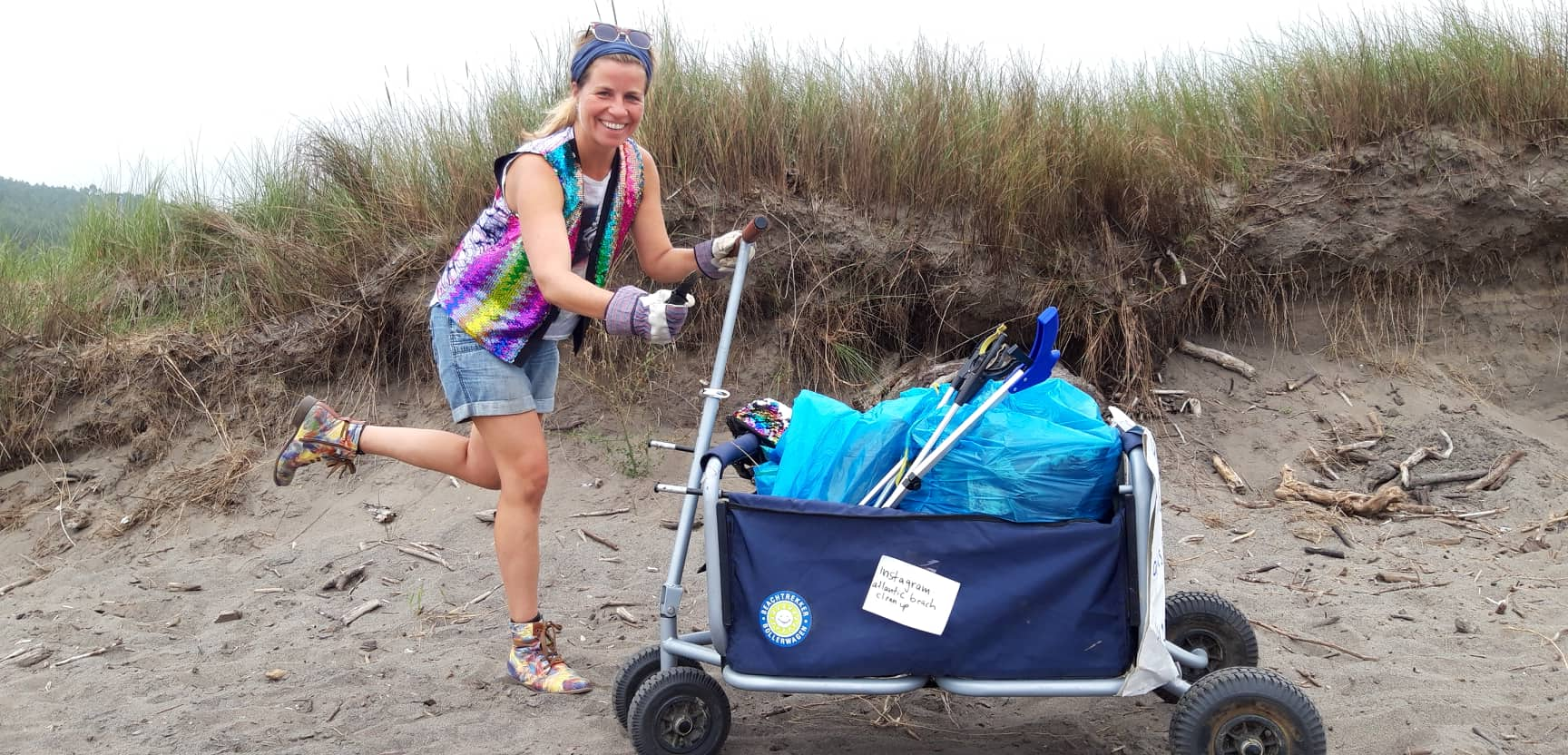 Eva mit Bollerwagen voller Müll