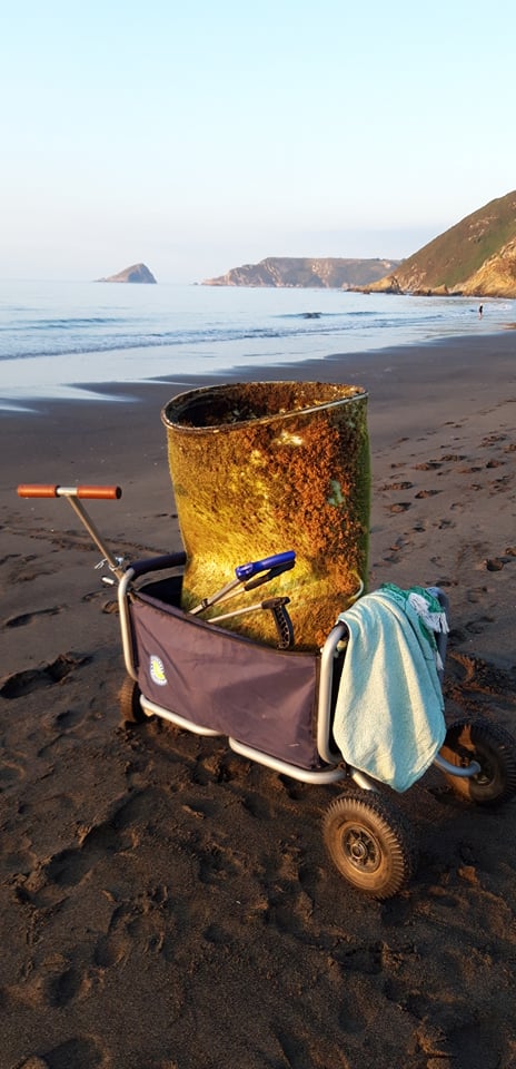 Bollerwagen mit Müll am Strand