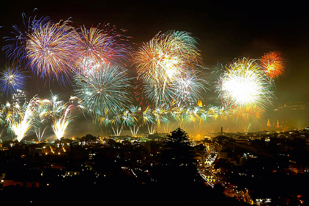 Madeira Feuerwerk über dem Hafen