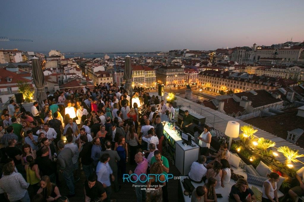 Rooftopbar mit dem Blick über Lissabon 