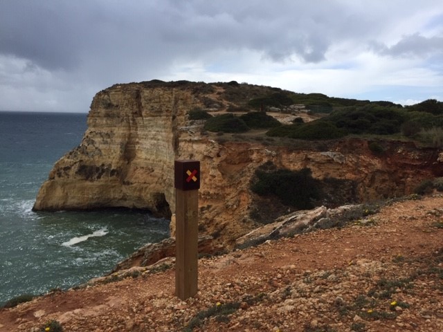 Küstenwanderung Algarve Wegweiser Weg endet