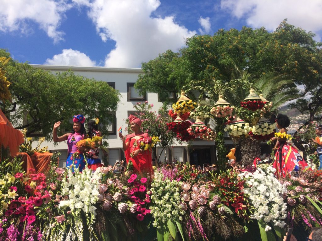 Wagen mit vielen Blumen in der Parade 