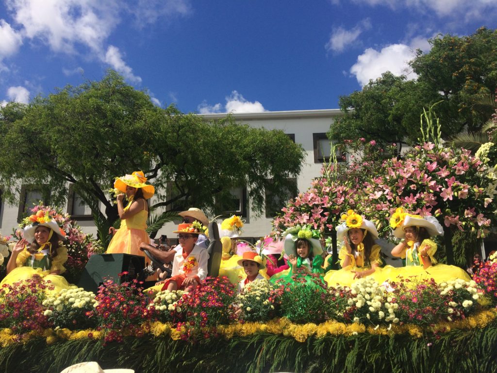 Weiterer Wagen mit bunten Blumen in der Parade 