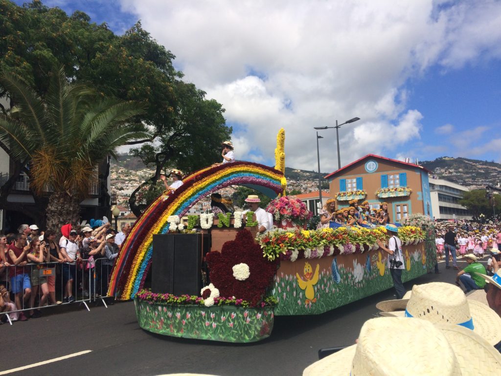 Pointe geschmückter Wagen in einer Parade 