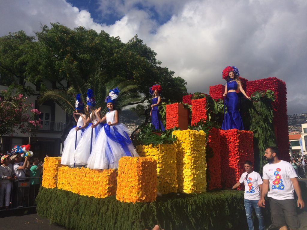 aufwendig gestalteter Wagen in der Parade 