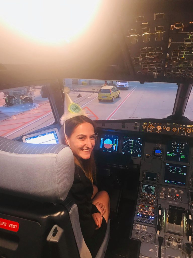 Viktoria an ihrem Geburtstag im Cockpit 