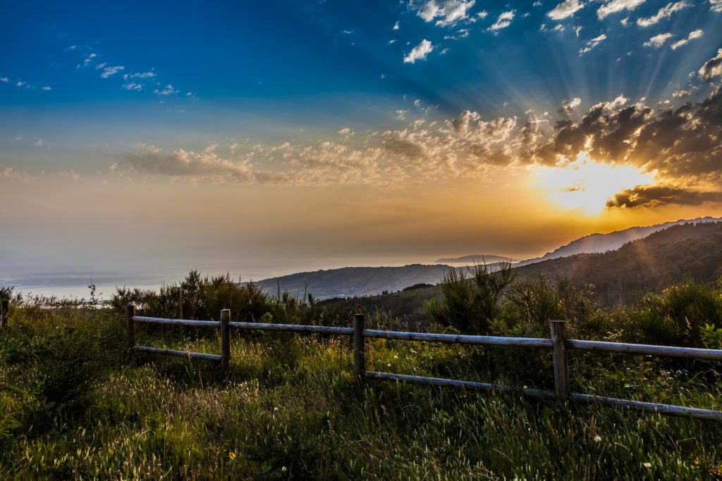 Panorama Blick über die Landschaft mit der untergehenden Sonne 