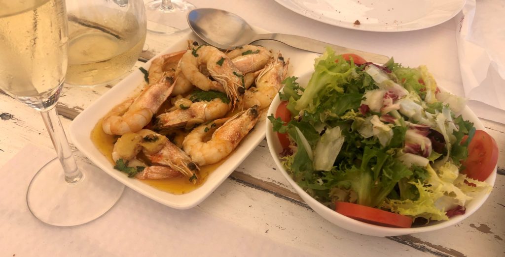 Mittagessen in der Sonne - Salat, Shrimps und Wein - Tapas 
