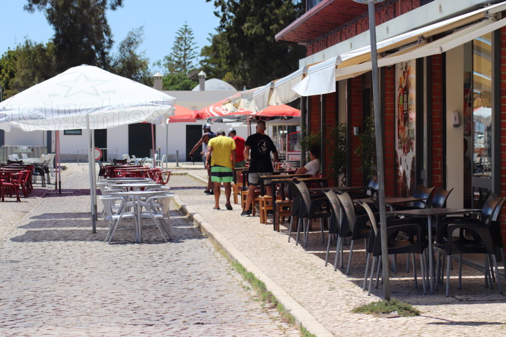 Außengastronomie an der Markthalle - noch nicht so viele Besucher*innen 