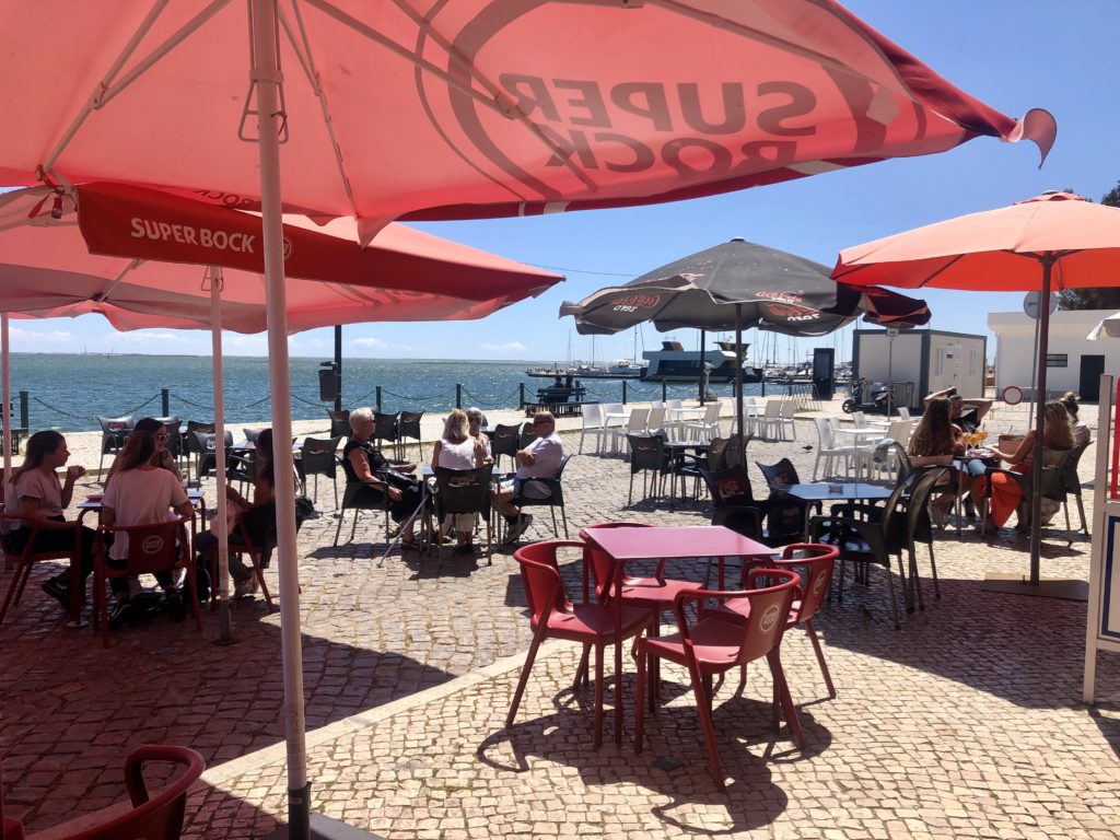 Promenade mit Außengastronomie in der Sonne 