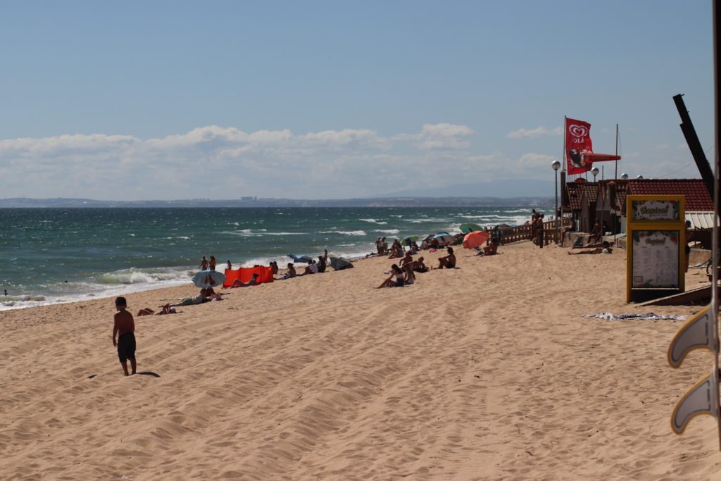 Strand mit ein paar wenigen Menschen 