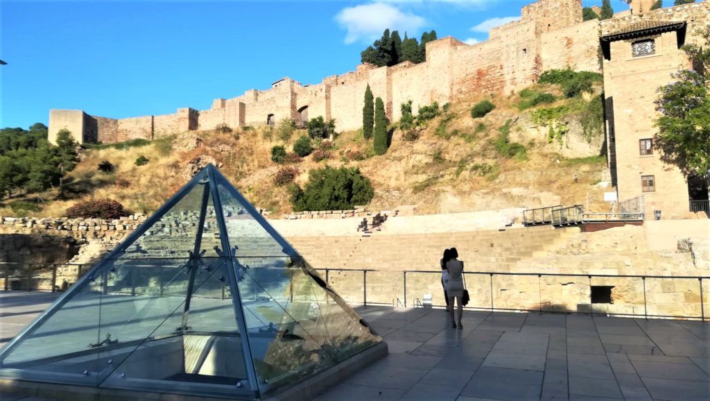 Gläserne Pyramide über einer archäologischen Ausgrabungsstätte 