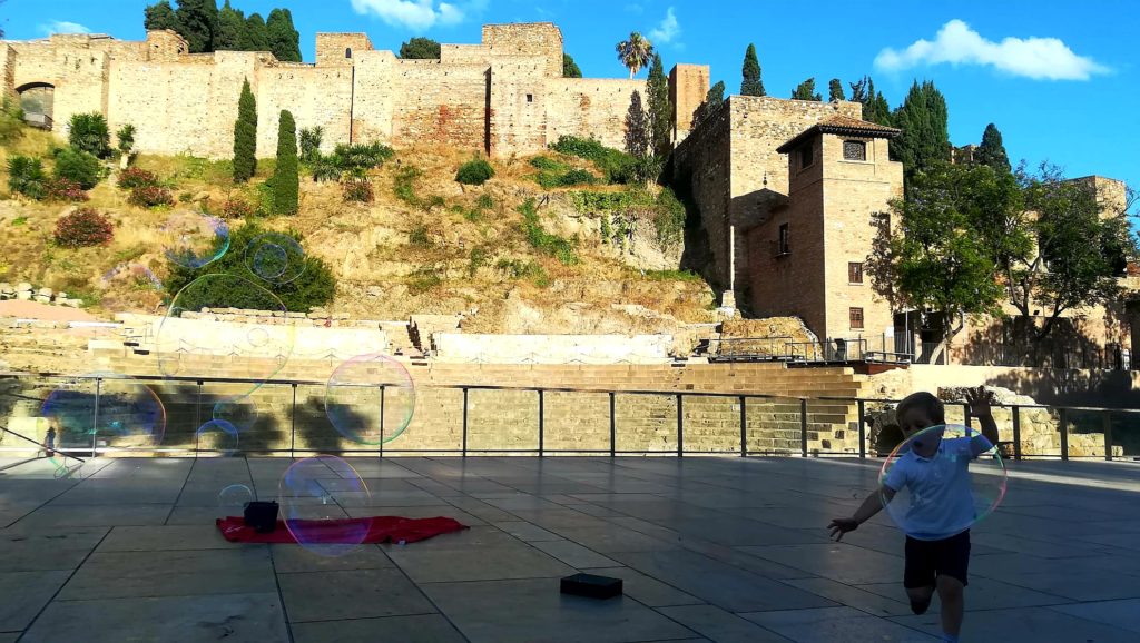 Seifenblasen auf dem Platz - Teatro Romano 