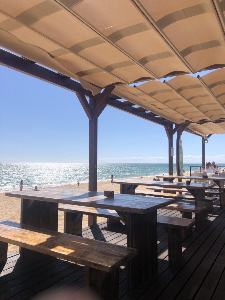 Strandbar mit Blick auf das Meer und den Strand 