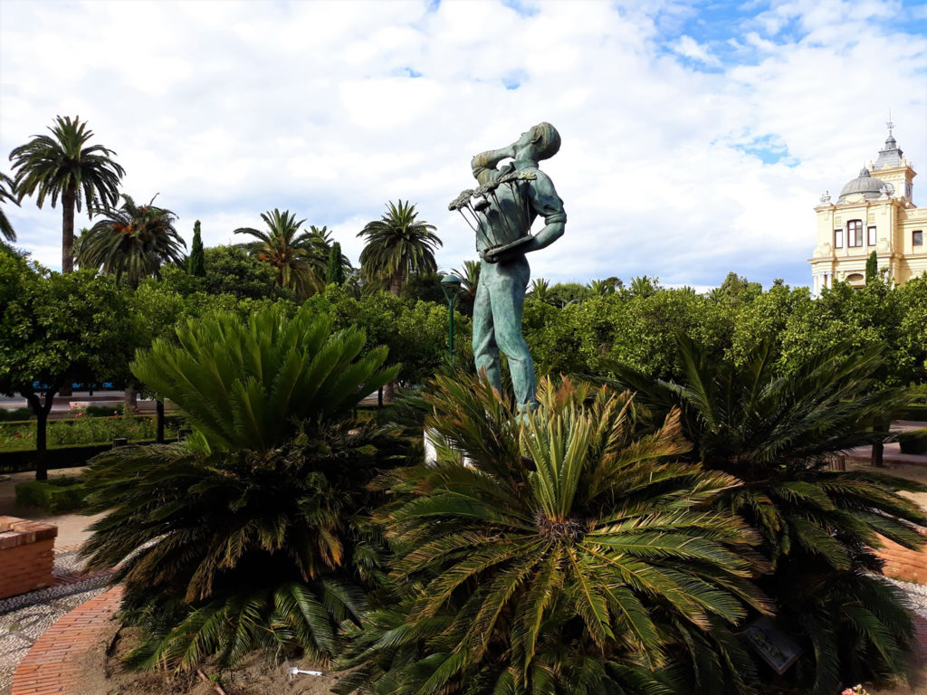 Statue zwischen Palmen und anderen Pflanzen 