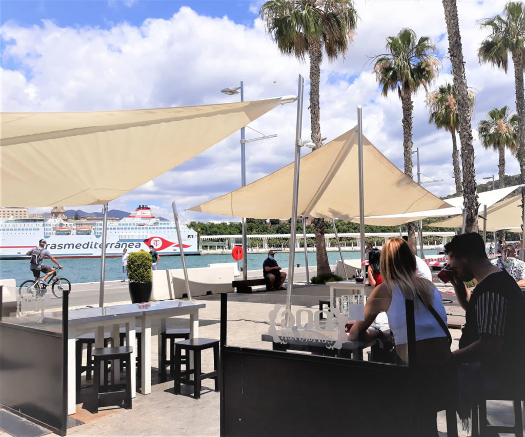 Hafenpromenade mit Außengastronomie - Muello Uno 
