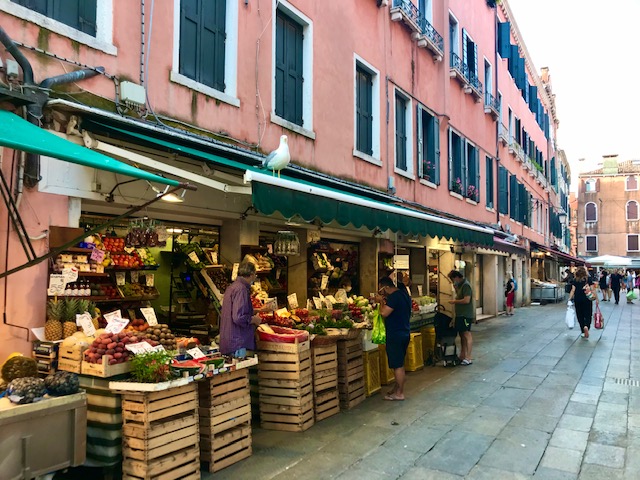 Italien Venedig Obsthändler