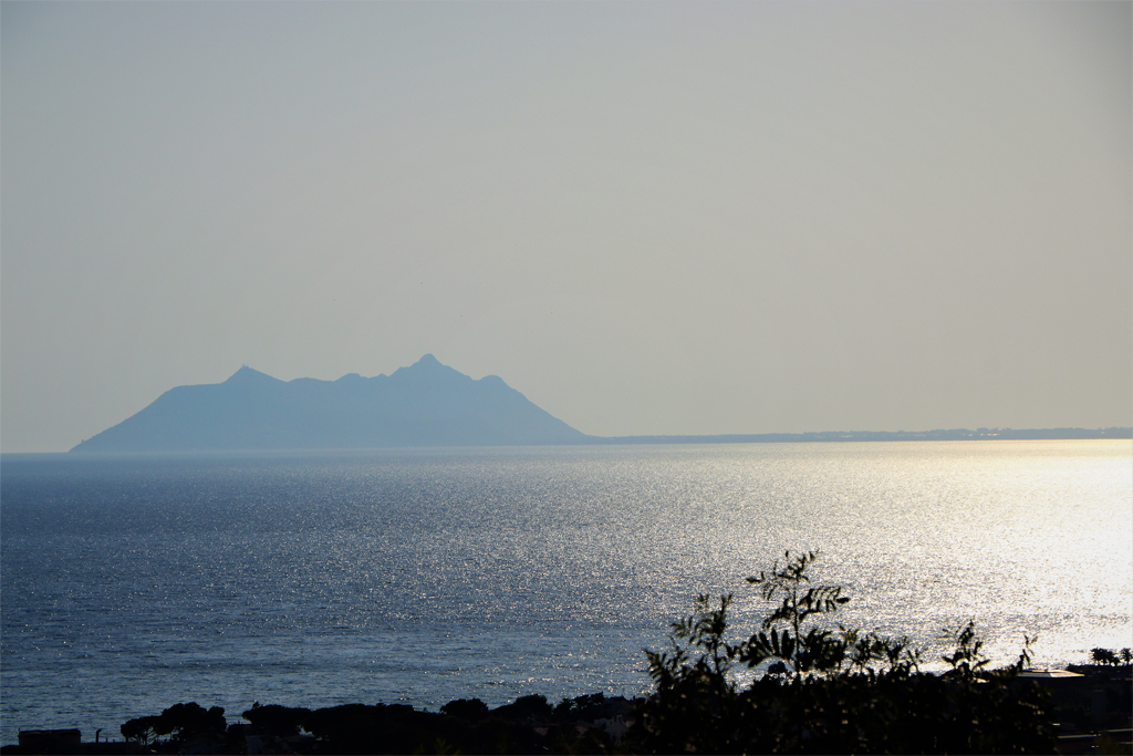 Halbinsel im Morgendunst aus der Ferne zu sehen