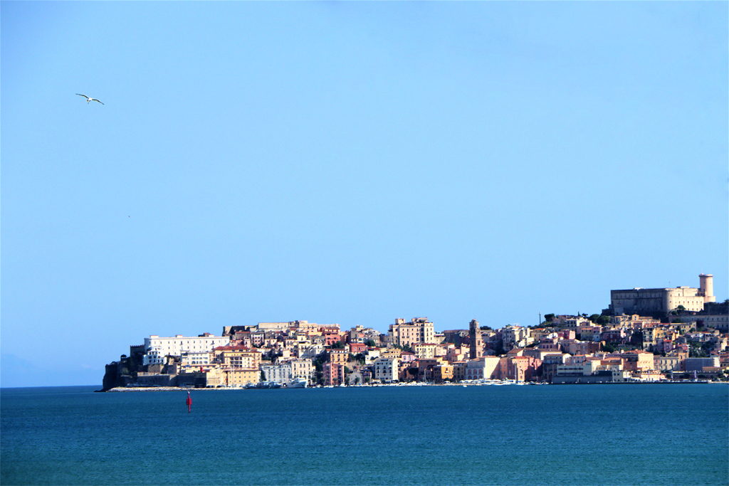 Stadt am Monte Orlando - im Vordergrund das Meer 