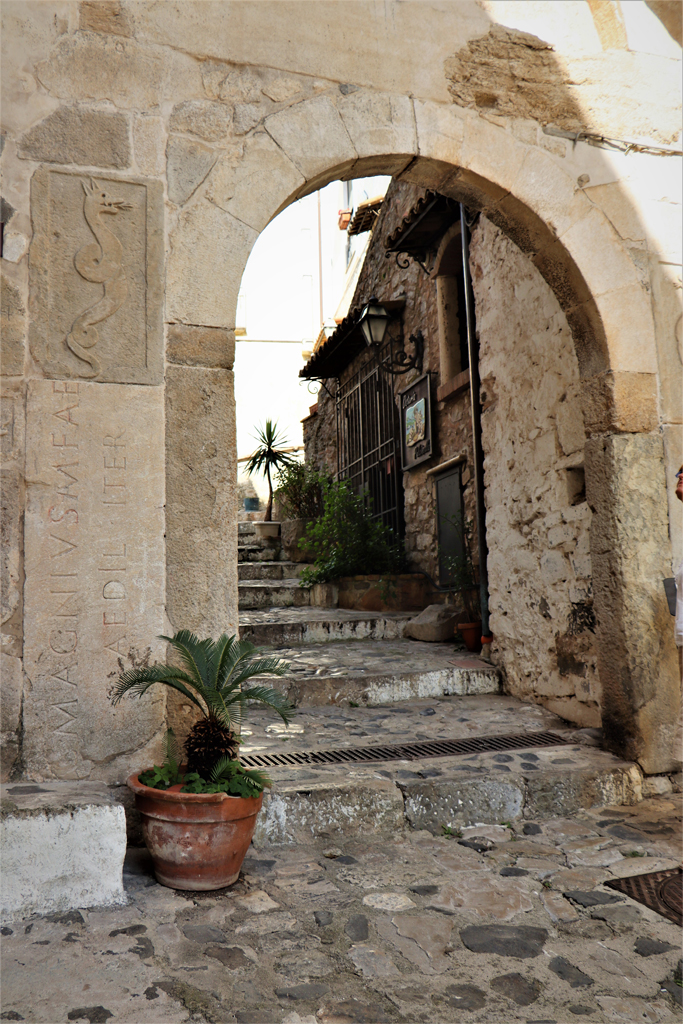 Römische Gasse mit Kalkstein