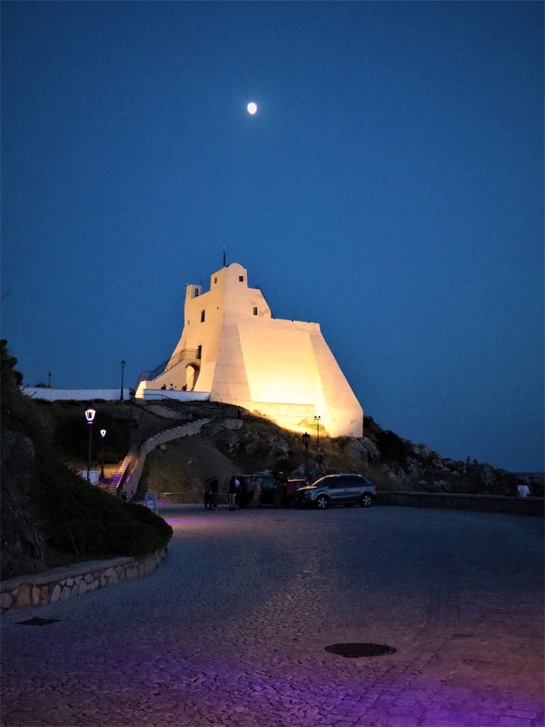 Torre Truglia - in der Abenddämmerung angestrahlt mit Licht 