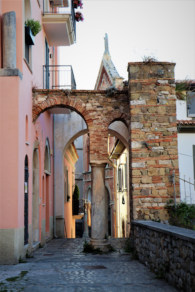 Gasse mit einem kleinen Bogen aus altem Gestein