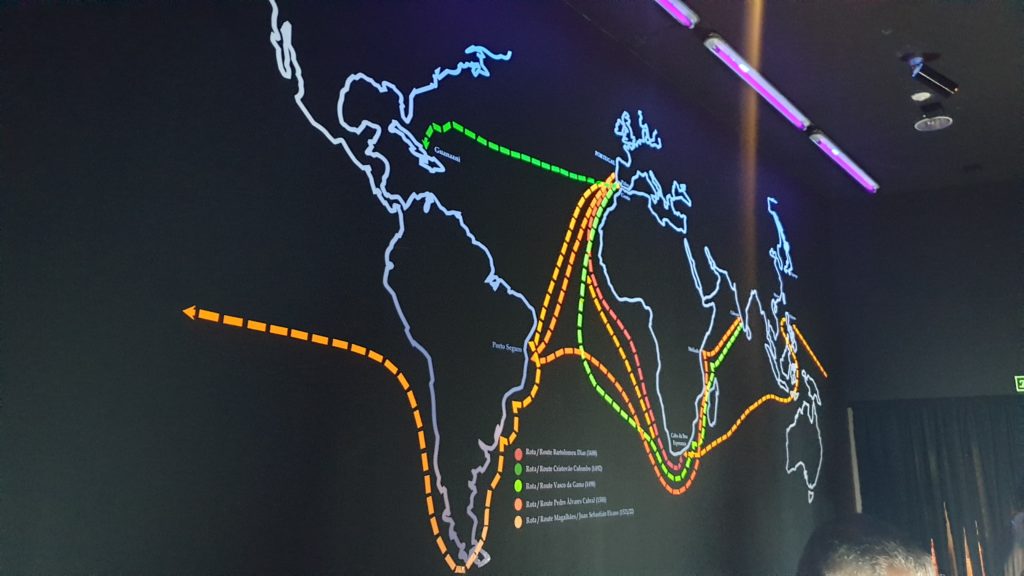 Weltkarte mit LED Lichtern und die portugiesischen Entdeckerrouten dargestellt 