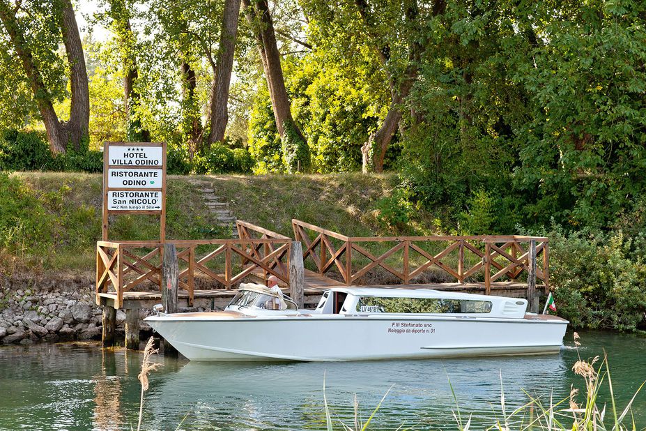 Bootssteg mit einem Boot davor 