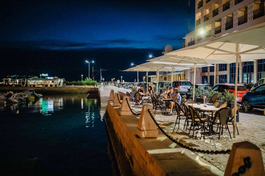 Hafenpromenade in der Nacht mit Außengastronomie 