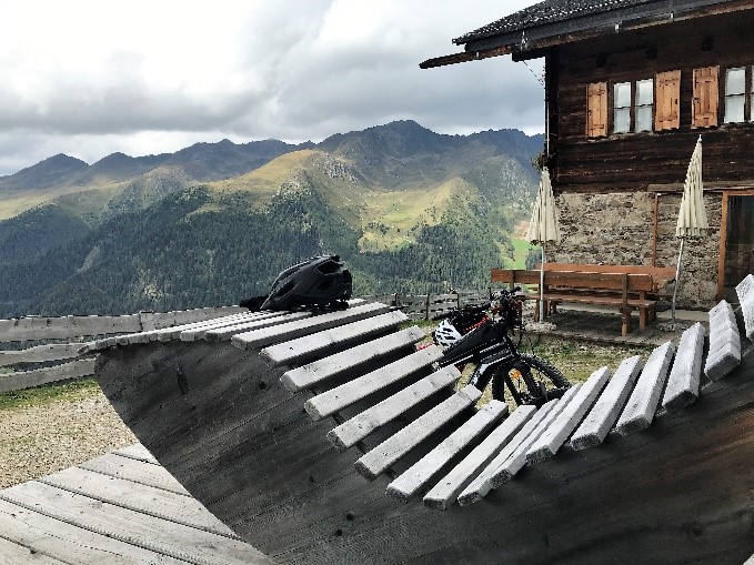 Liege mit Ausblick auf Berge