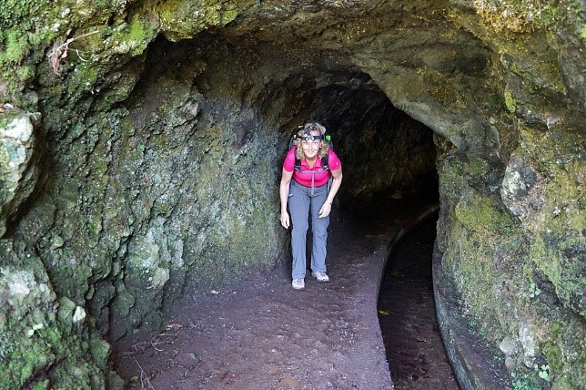 Wanderweg der durch einen Tunnel geht 