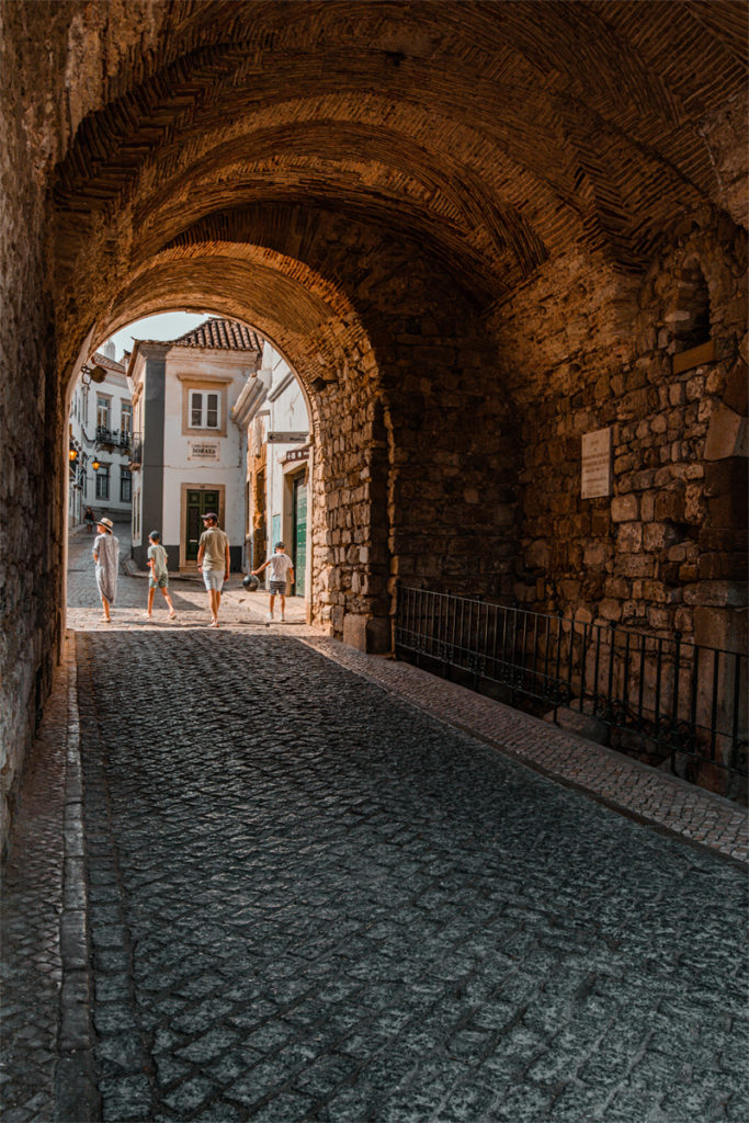 Turbogen in der Altstadt in Faro 