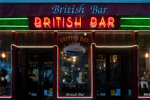 British Bar von außen mit bunten Lichtern 