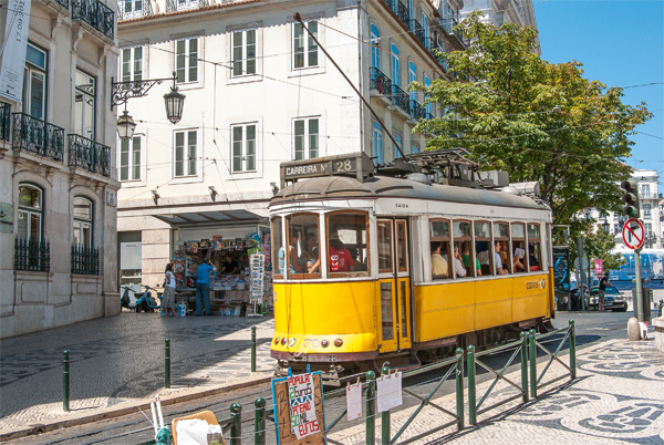 Tram durch die Straßen der Stadt 