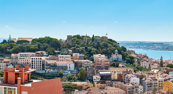 Blick von oben auf die Stadt und auf die Castelo São Jorge 