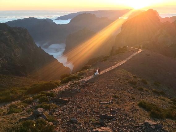 Blick über die Berge im Licht des Sonnenuntergangs 