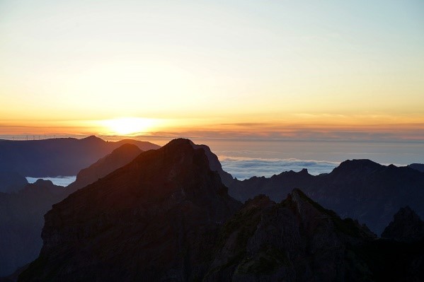 Sonnenuntergang hinter den Bergen 