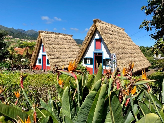 Dreiecke Häuser mit Strohdächern in Santana