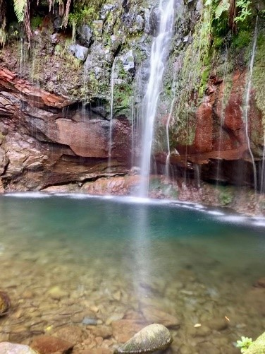 Wasserfall mit klarem Wasser 