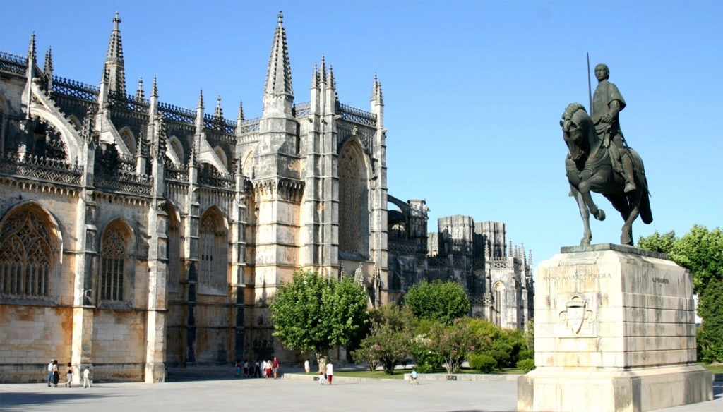 Kloster Batalha mit einer Statue davor 