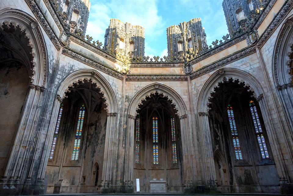 Kloster Atrium mit Sicht in den Himmel nach oben 