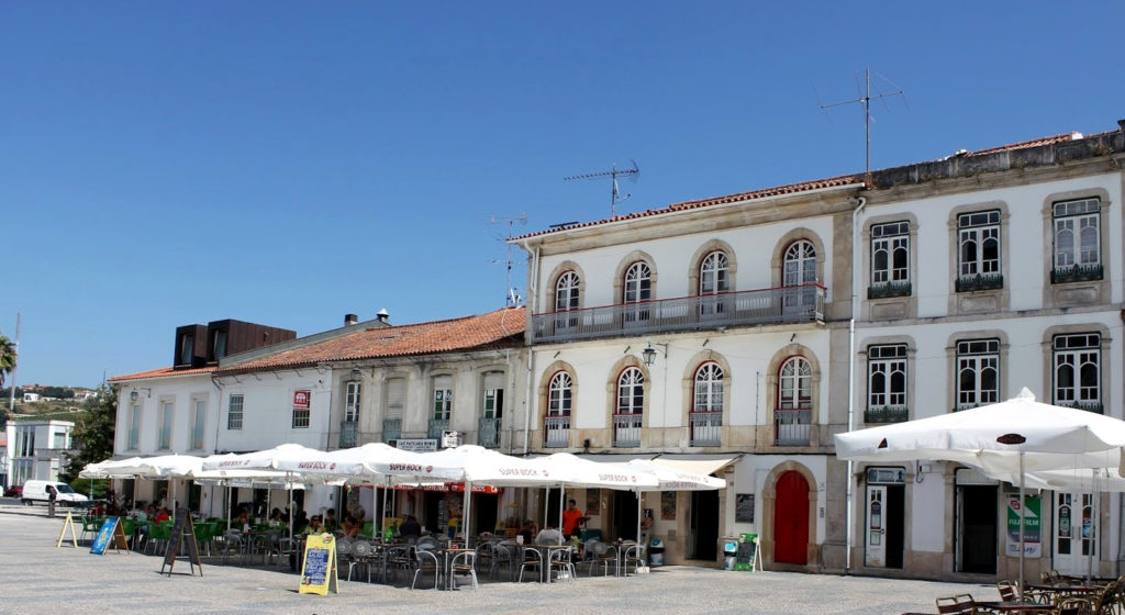 Restaurants und Cafés auf dem Platz vor dem Kloster 