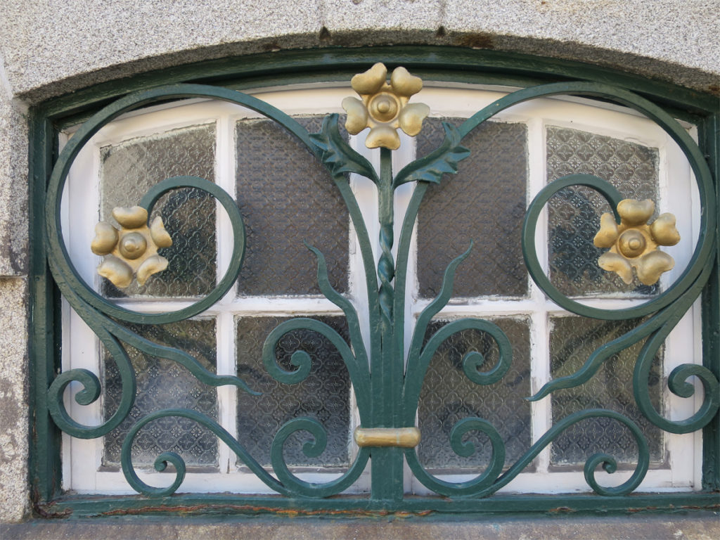 Jugendstilelemente an einem Fenster in Aveiro 