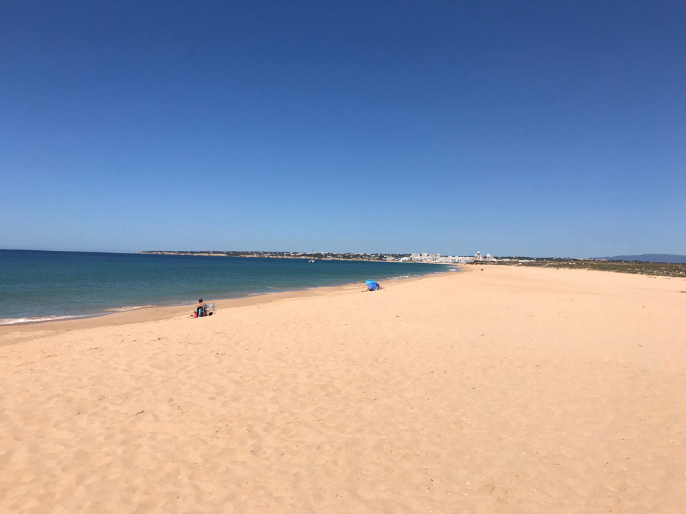 Algarve weitläufiger Strand