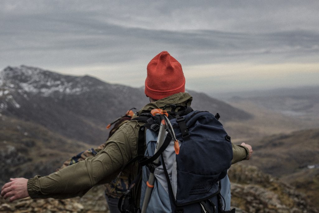 Wanderer mit Rucksack von hinten