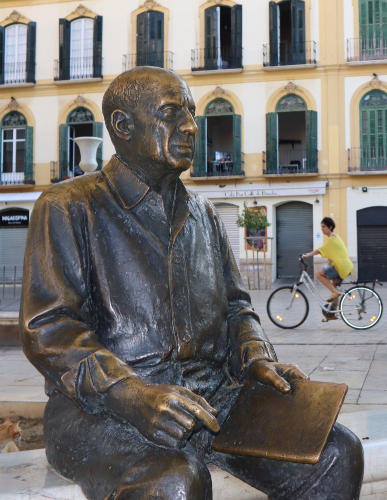 Picasso-Skulptur an der Plaza de la Merced