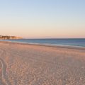 Strand von Alvor mit Blick auf Sandsteinklippen nach Osten