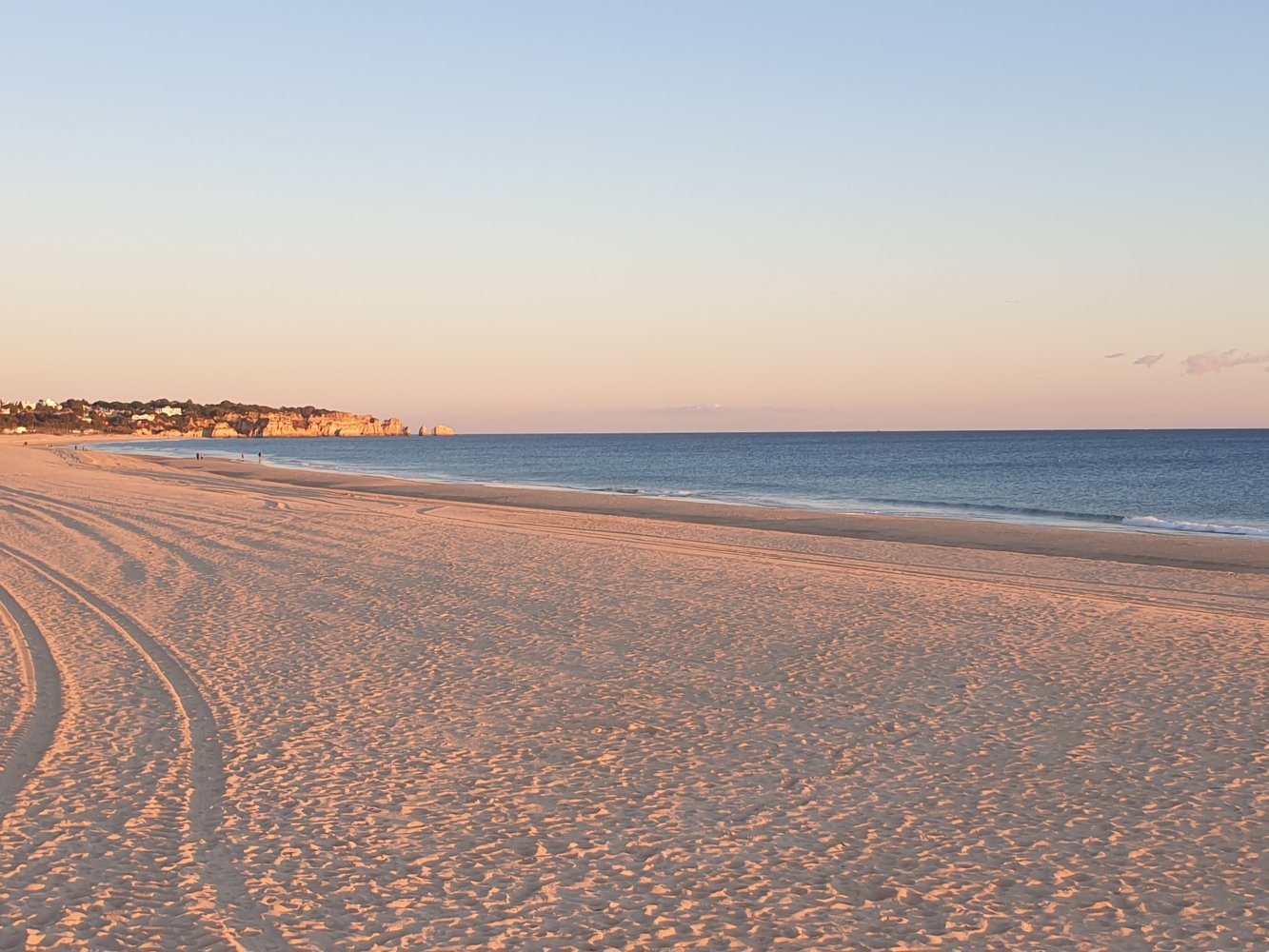 Strand von Alvor mit Blick auf Sandsteinklippen nach Osten