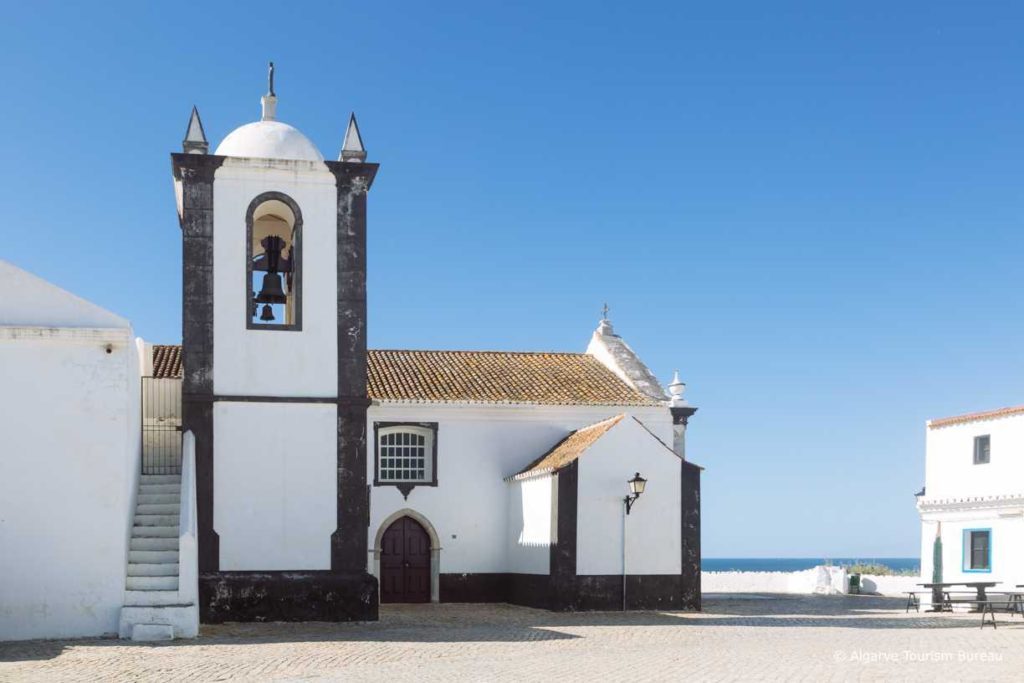Kirche von Cacela Velha, eine Sehenswürdigkeit der Algarve