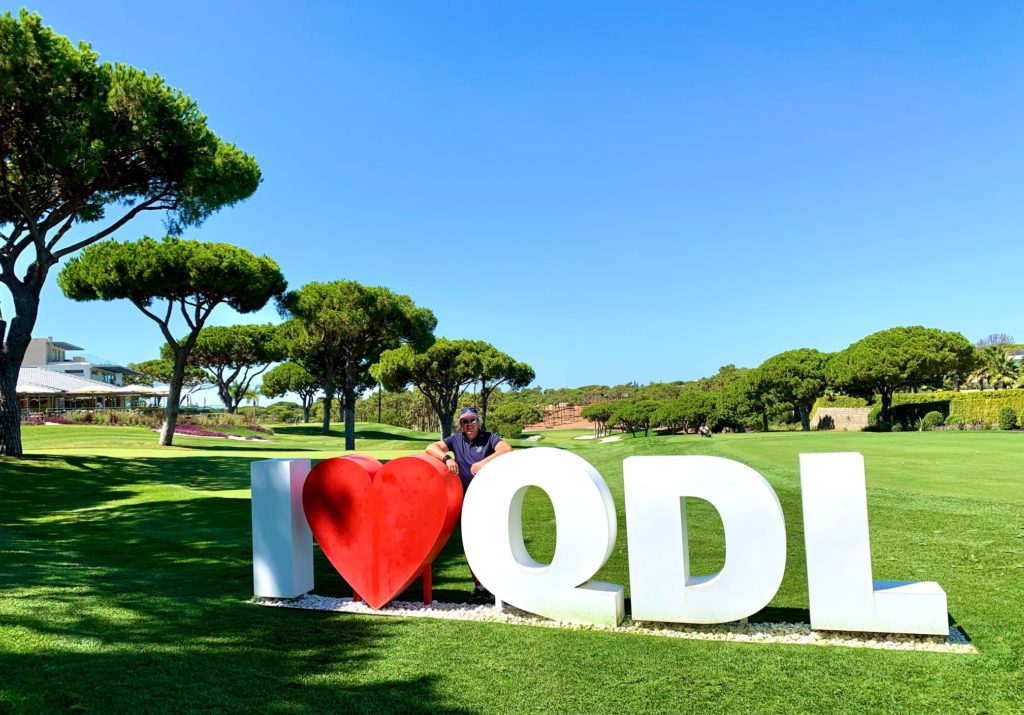 Schild mit I (Herz) QDL in Quinta do Lago